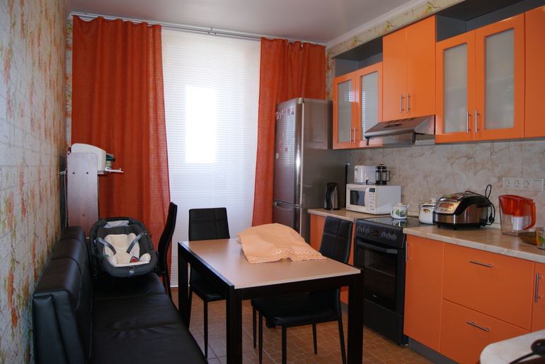 Помогите подобрать занавески для такой кухни