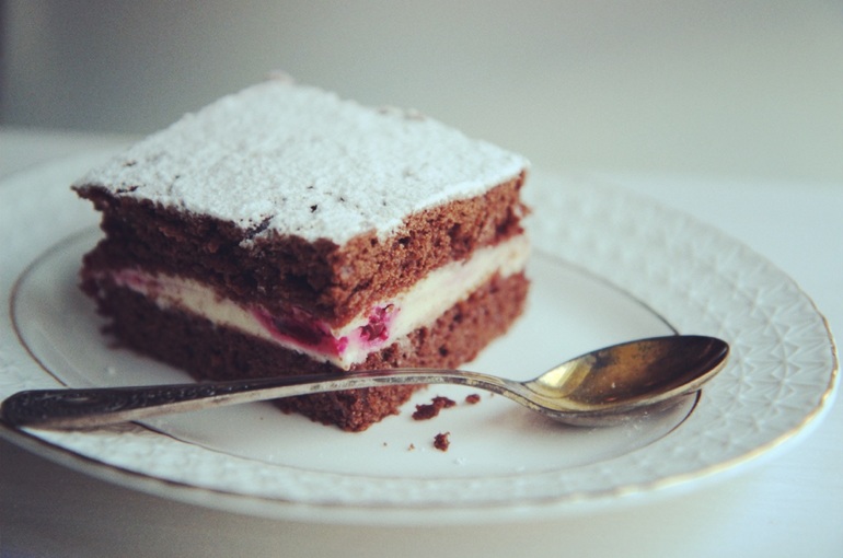 Шоколадный пирог с вишней