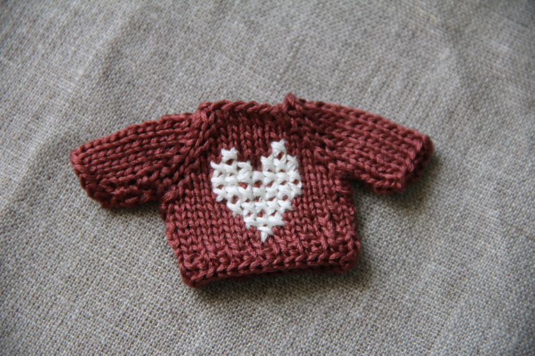 миниатюрные свитерочки "СЕРДЕЧКИ"....