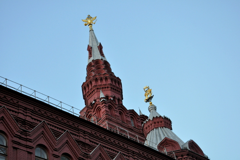 Кремлевские звёзды над нами горят...