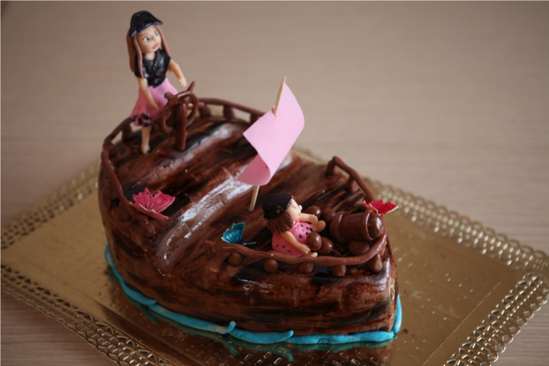 Пиратский корабль с девчонками.