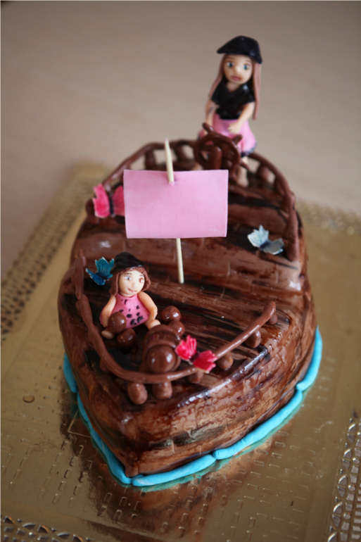 Пиратский корабль с девчонками.