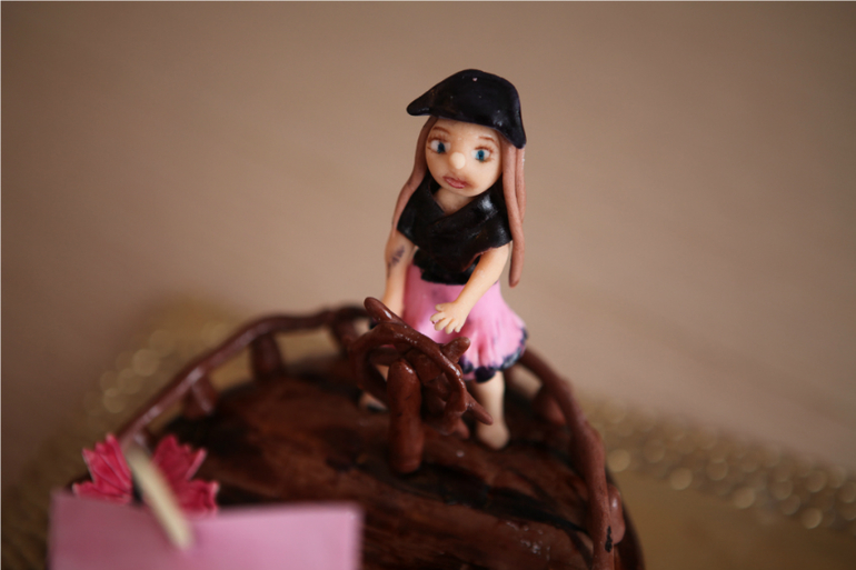 Пиратский корабль с девчонками.