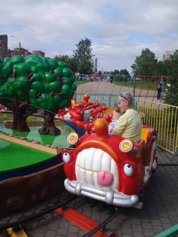 А мы впервые в жизни прокатились на каруселях!!!