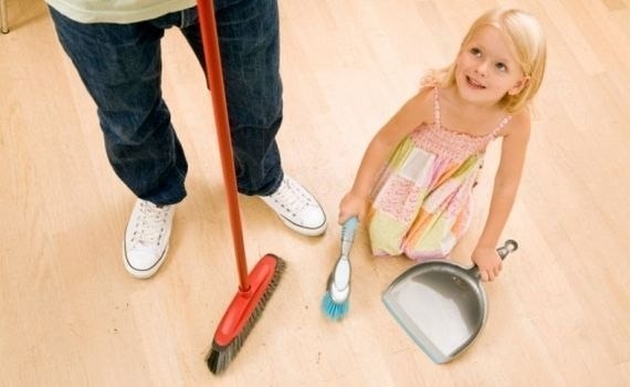 В доме все чисто в два раза быстрей!!! Мама отвесила всем звездюлей!