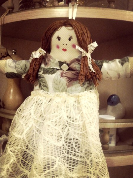 Мои первые рукотворения. Кукла-пакетница.