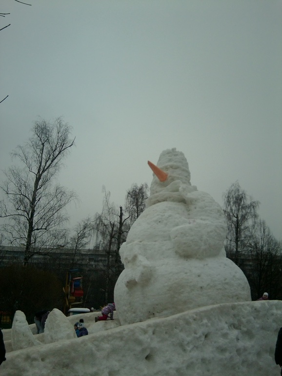 огромный снеговик  в лианозово!