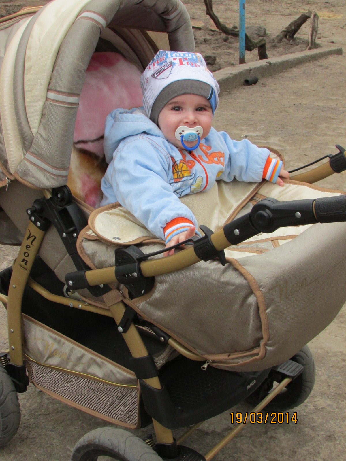 Прогулка во дворе...весна Мишенька 7 месяцев и 7  дней