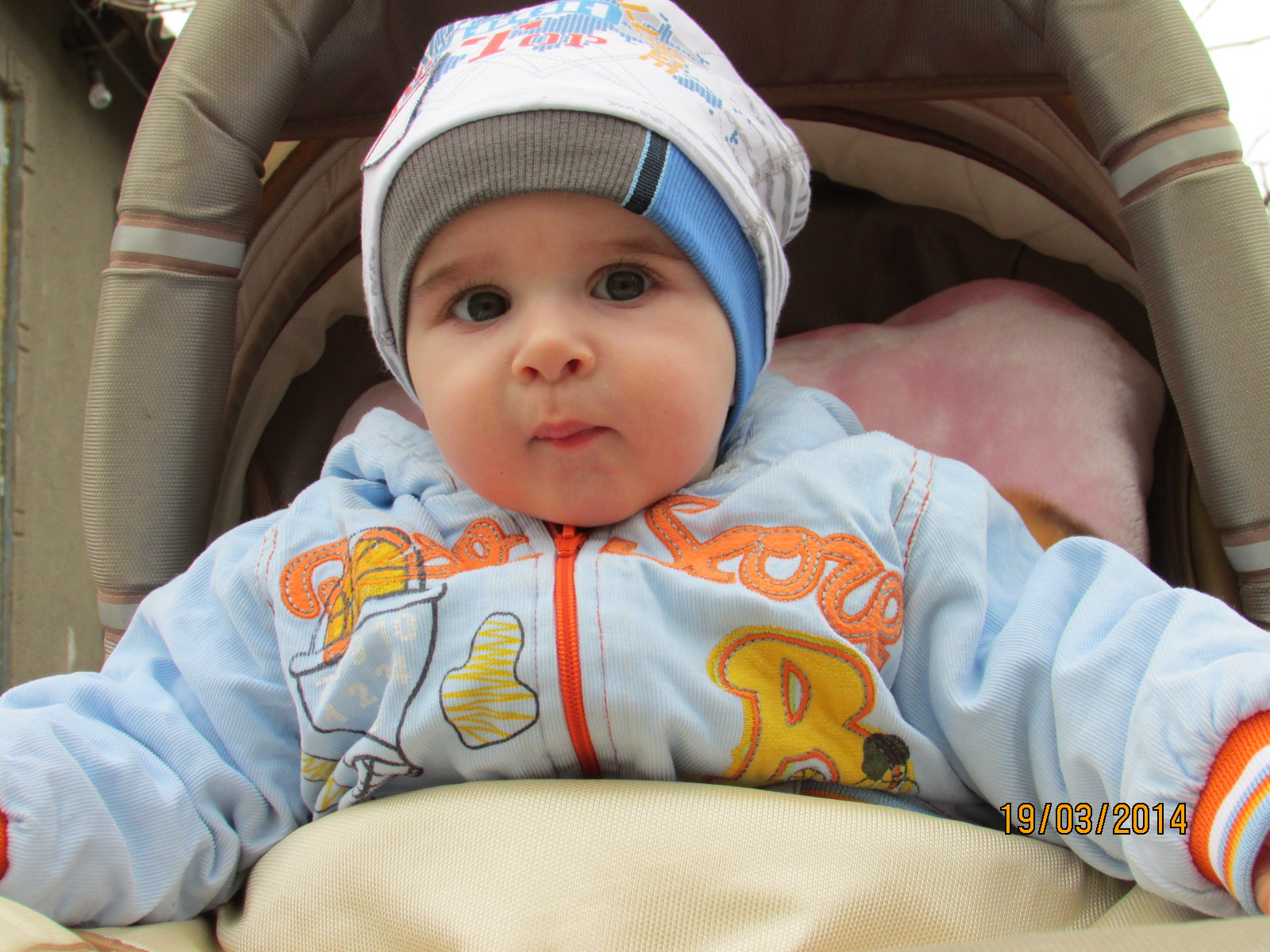 Прогулка во дворе...весна Мишенька 7 месяцев и 7  дней