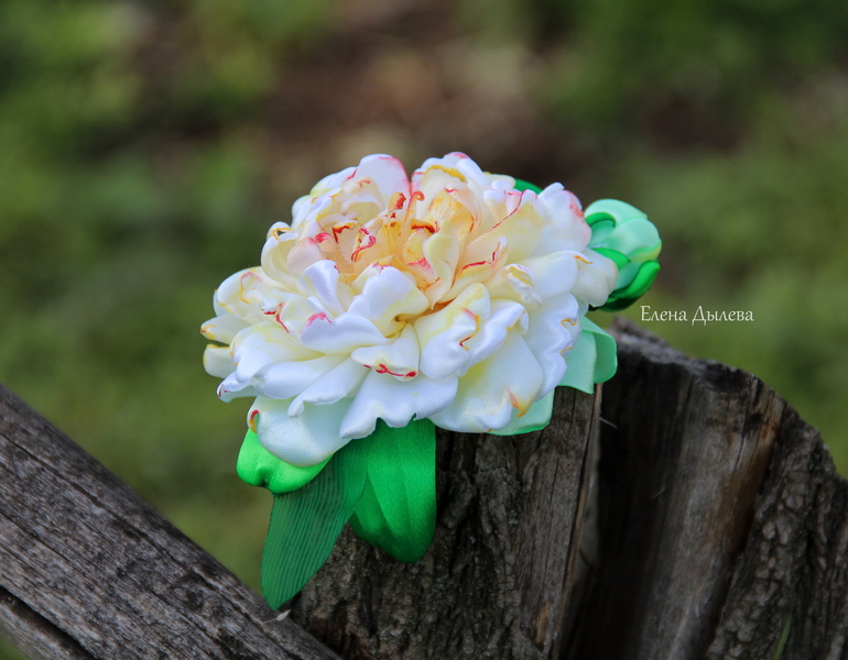 Браслет на руку с пиончиком