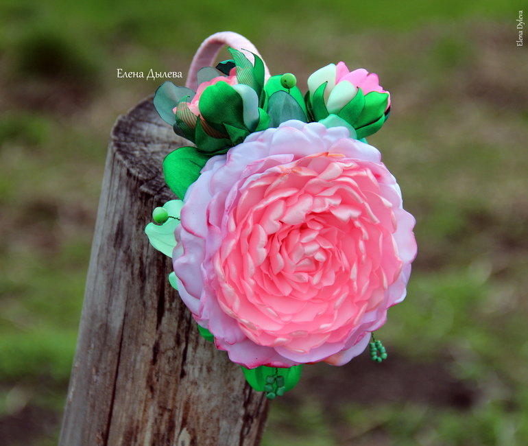 Ободок с розовым пионом