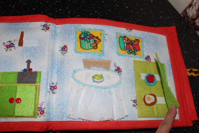 Кукольный домик-книжка.