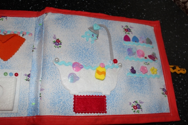 Кукольный домик-книжка.