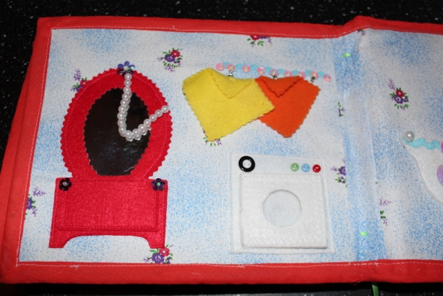 Кукольный домик-книжка.