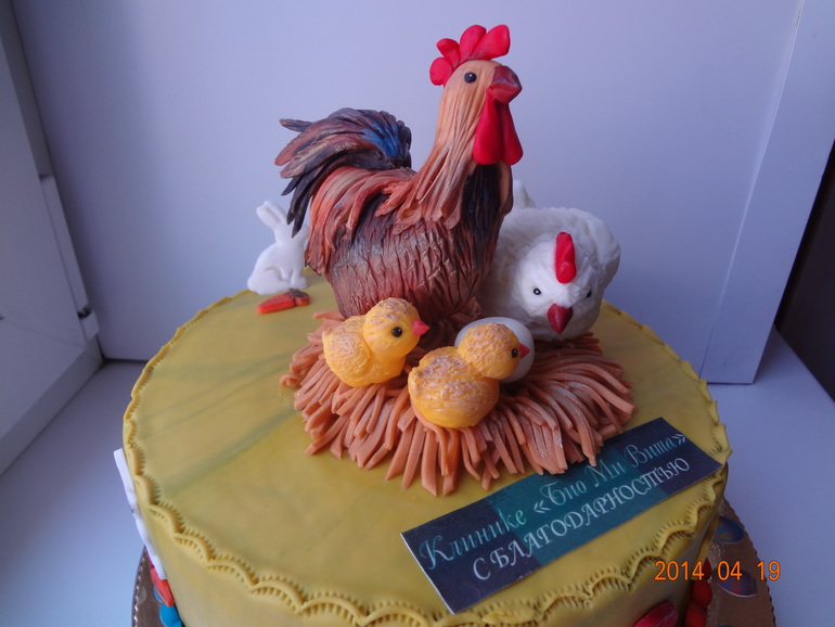 "ТОРТ ПАСХАЛЬНЫЙ" Шоколадные бисквиты, вишня в желе, шоколадный трюфельный крем, сливочный крем (взбитые сливки+маскарпоне). Декор из шоколада. Вес 4 кг.