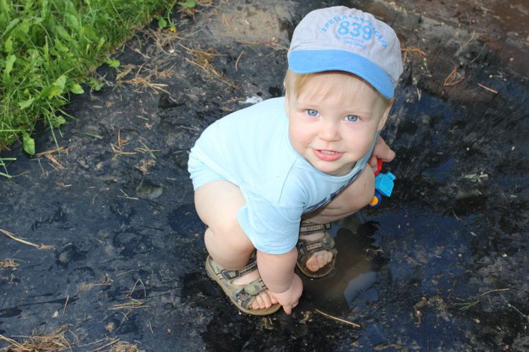 села мама за комп)))