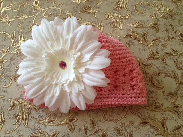 Модная вязанная шапочка с цветком от Jamie rae hats