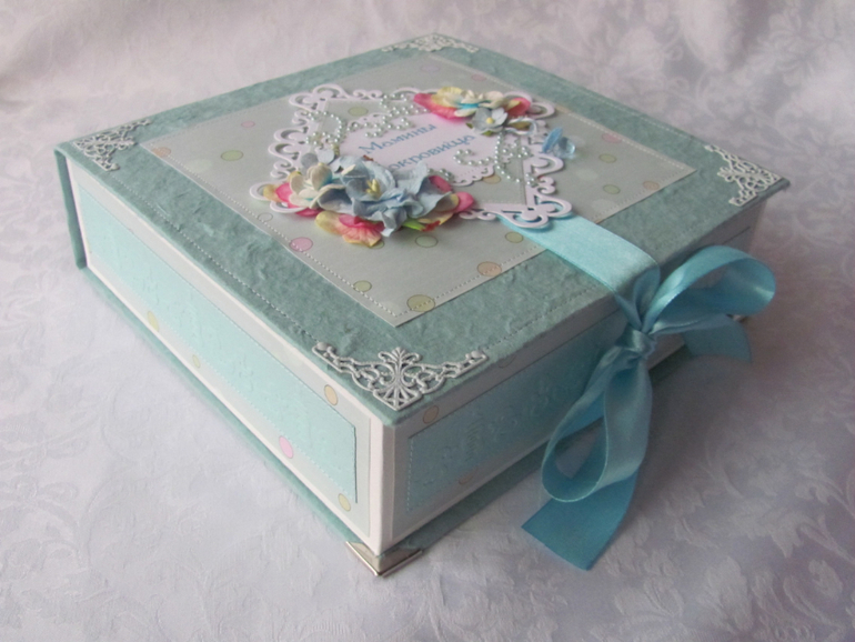 Большая коробочка с "мамиными сокровищами".