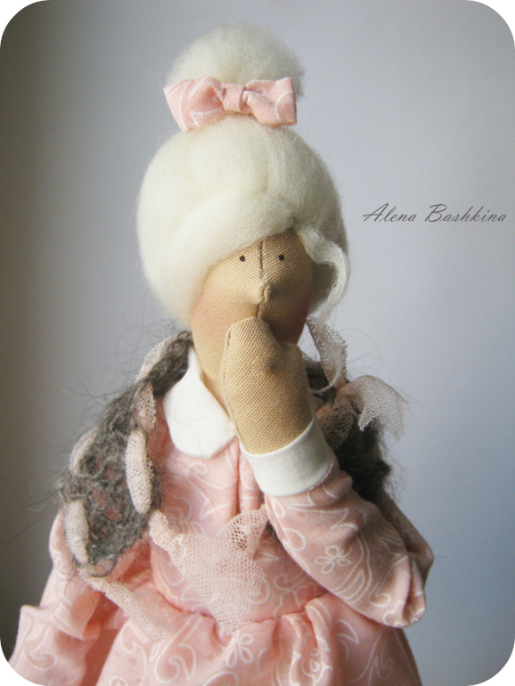 Тильда Бэкки с мишкой