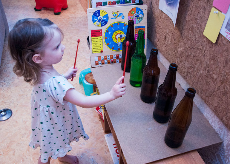 Экспериментальные четверги: дождик, исчезающие вещи, поем с бутылками