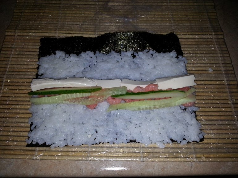 Накрутила циновкой.