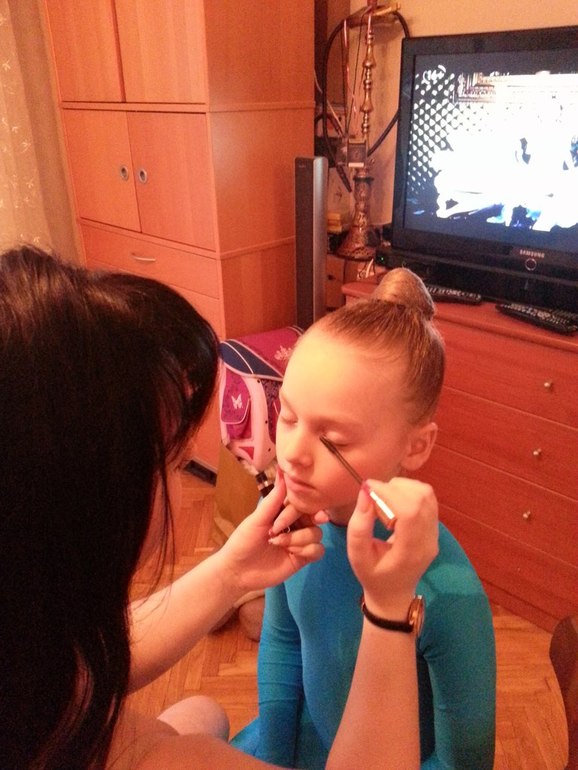 Наша первая медаль в танцевальном конкурсе.