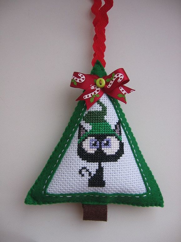 Игрушки на ёлку с вышивкой