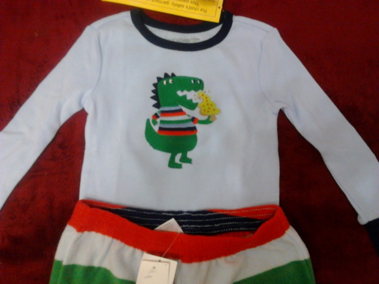 Две пижамы на мальчика Baby Gap (р.2 года и размер 6-12 мес)