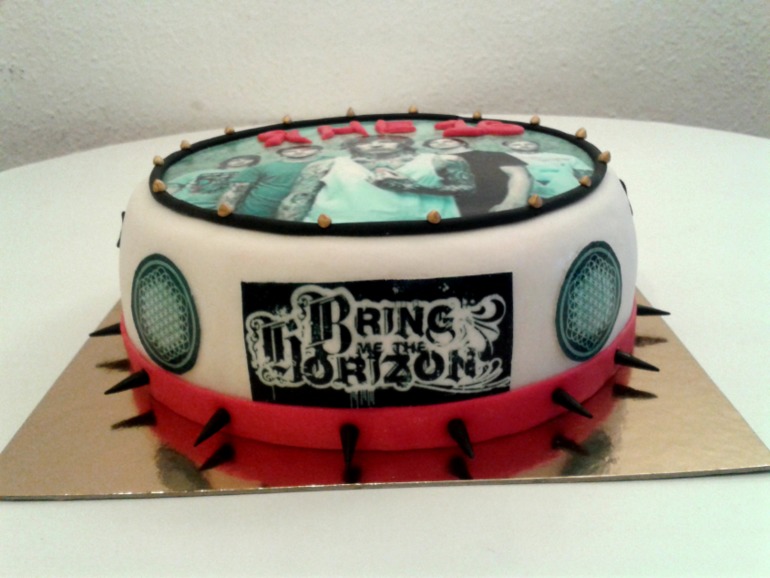 Tortik dlja devočki-fanatki rok gryppu