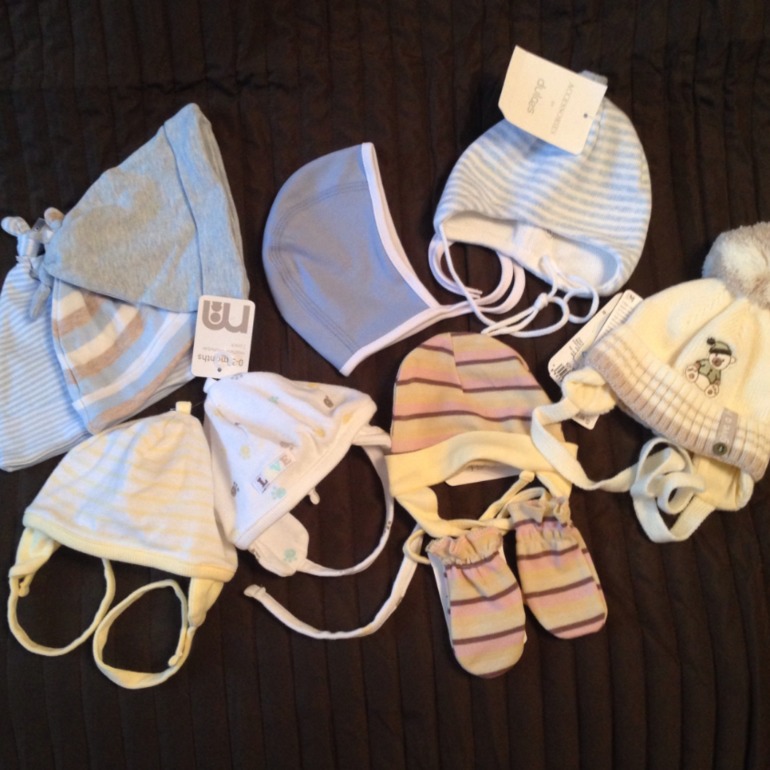 Шапочки-чепчики для моего февраленка