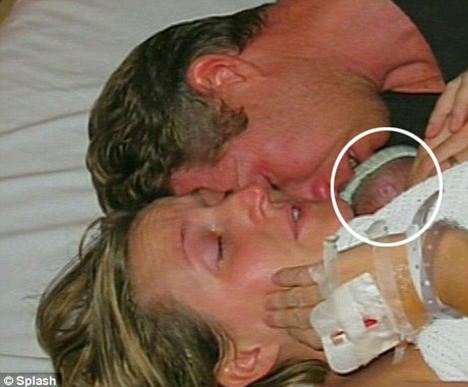 ОБЪЯТИЯ МАТЕРИ И ГРУДНОЕ МОЛОКО СПАСЛИ ЖИЗНЬ МЛАДЕНЦУ!