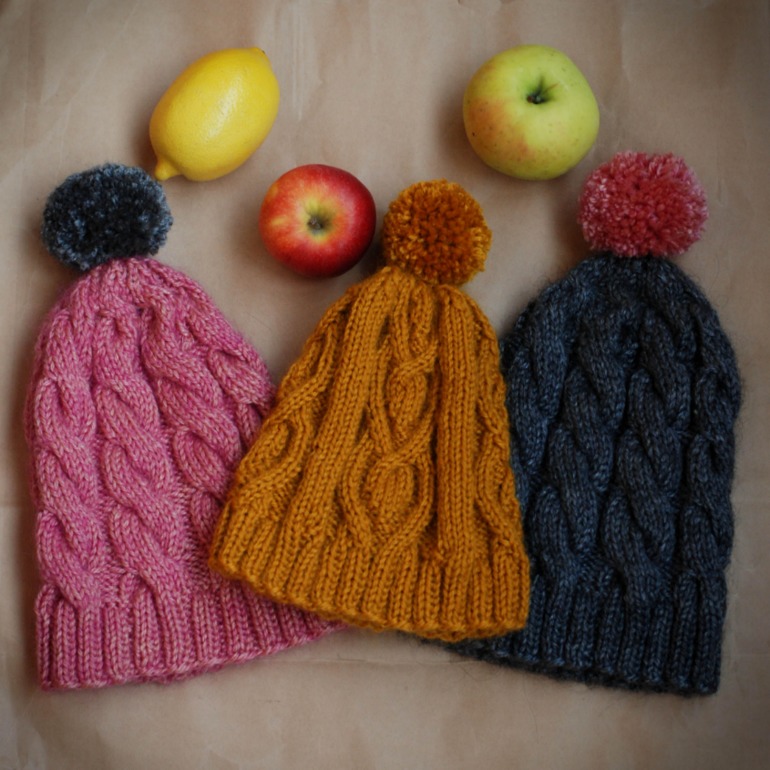 Вязаные шапочки на продажу
