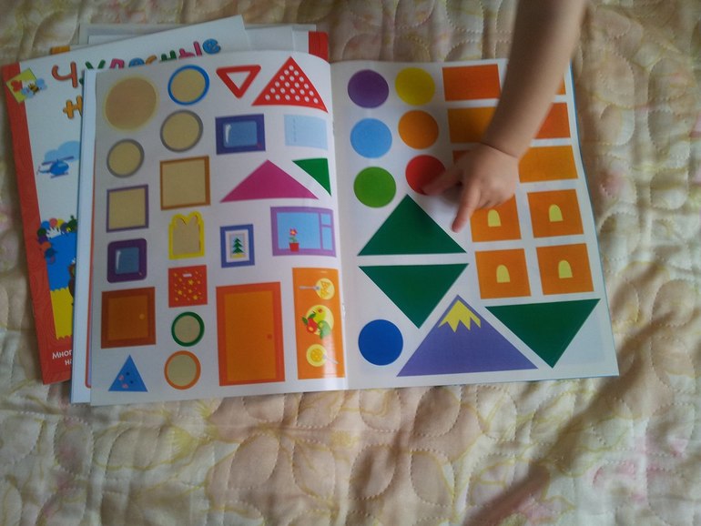 Купила на днях для мелкой пару книжек. Она писщит от удовольствия!!!