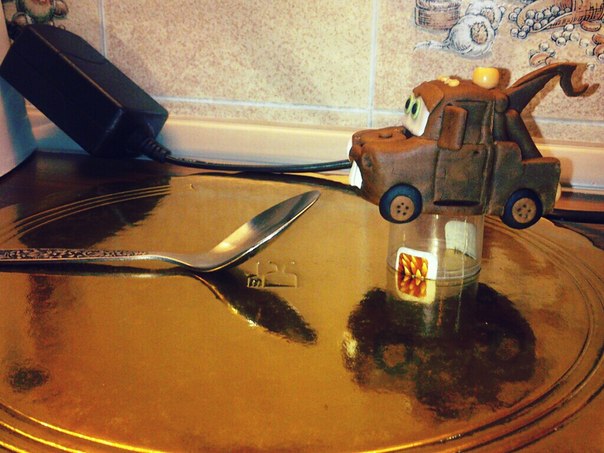 Мой талантливый муж и его Мэтр из Тачек для моего второго тортика! Горжусь мужулей!!!:)))