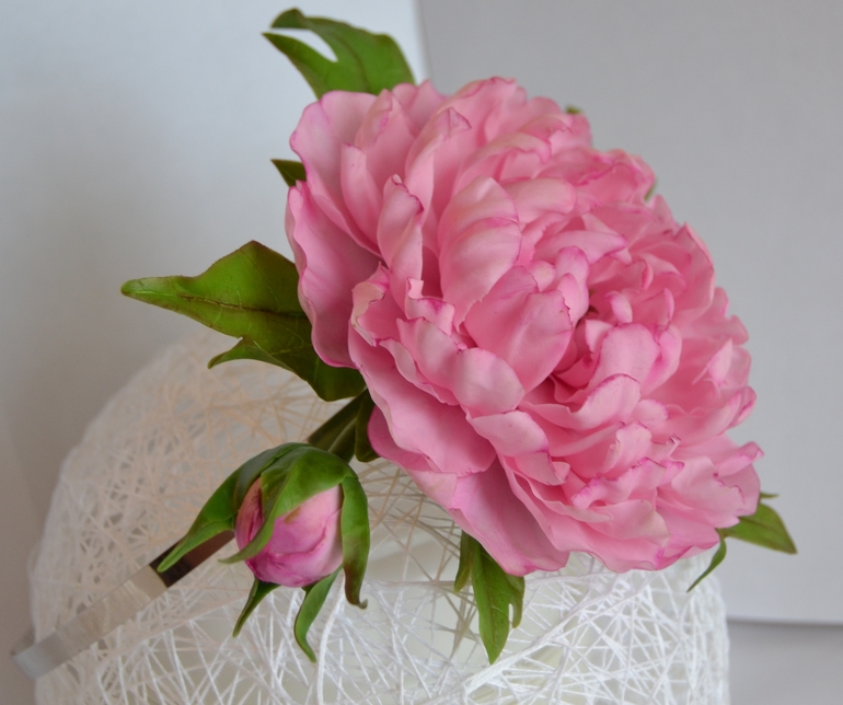 Ободок с пиончиком.