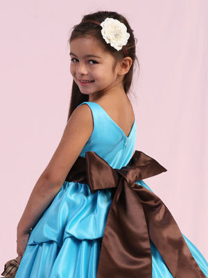 Пристраиваю платье.