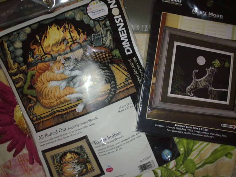 Я своего  Хому порадовала кошками