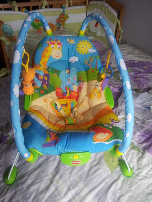 Шезлонг Tiny Love вибрирующий с дугами и игрушками 1200 руб.