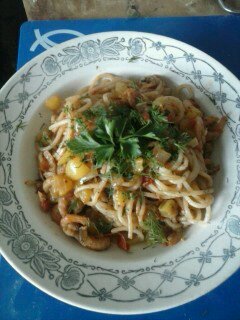 Спагетти с креветками и овощами.