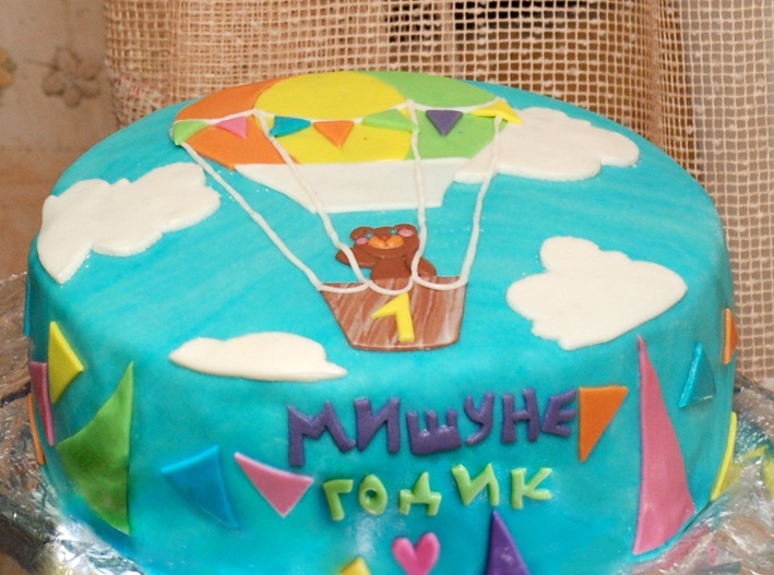 Первый тортик на первый день рождения.