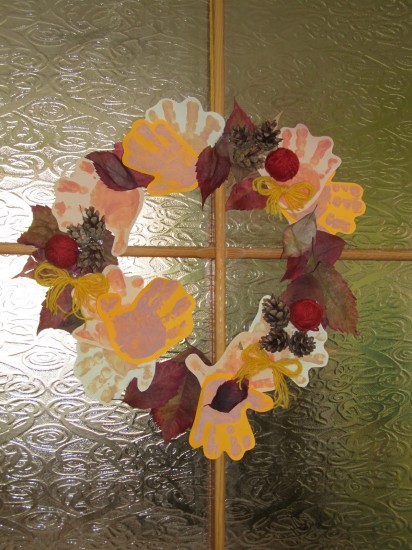 Осенний венок из детских ладошек