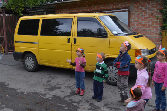 Многодетная мама за рулём - отличный пример для окружающих :)