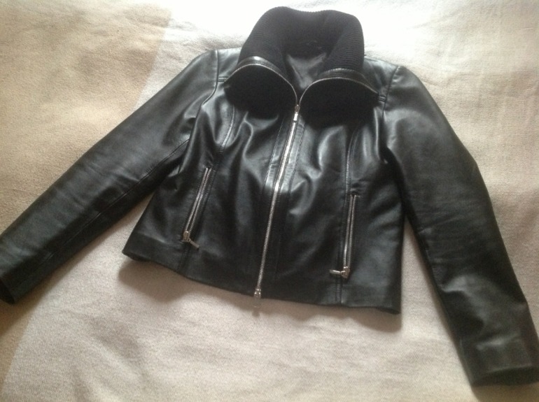 Кожаная курточка р-р M  1100p