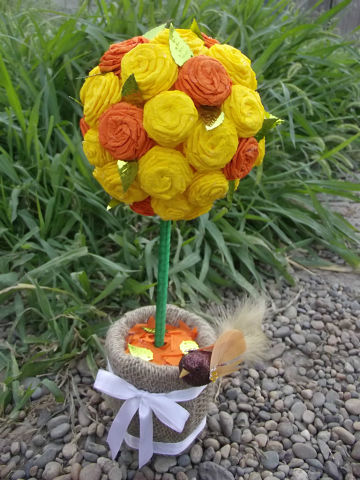 Топиарий с розами из гофрированной бумаги