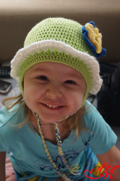 Шапочка Анютины глазки для дочурки
