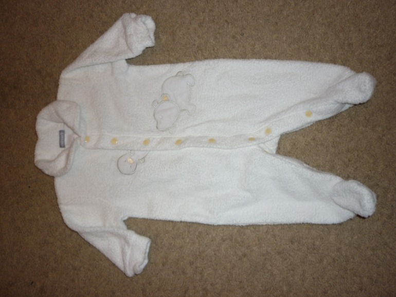 костюм CARTERS 0-3 месяца, в отличном состоянии 200 руб.