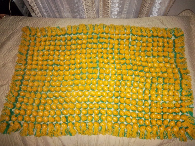 детский плед из помпонов ручной работы на заказ