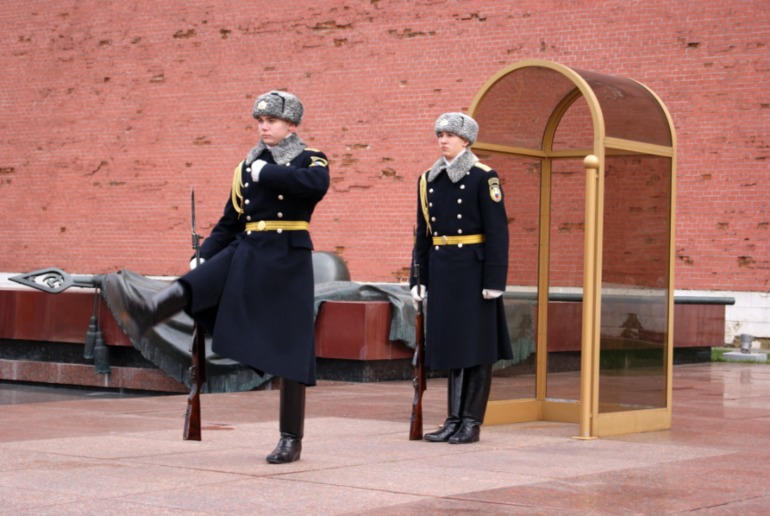 Смена караула-вечный огонь-Александровский сад
