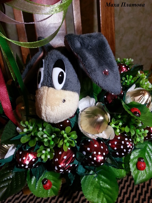 Ослик на клубничной полянке