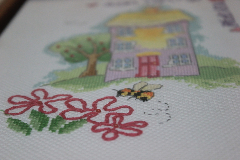 вышился домик